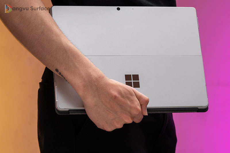 Bạn có thể mang Surface Pro 8 bên mình đến bất kỳ đâu