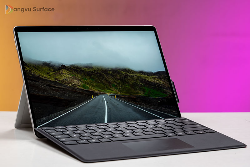 Surface Pro 8 nổi bật với màn hình PixelSense, độ phân giải 2880x1920 và 267 ppi