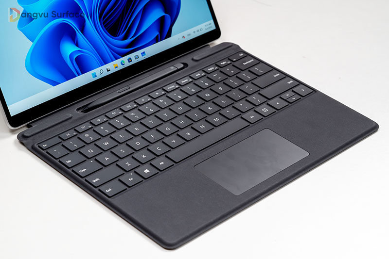 Surface Pro 8 đi kèm phụ kiện là bút cảm ứng và bàn phím