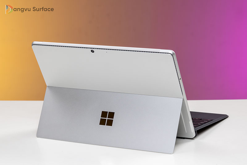 Surface Pro 8 tạo dấu ấn bởi các cạnh bo tròn, vuốt mềm mại