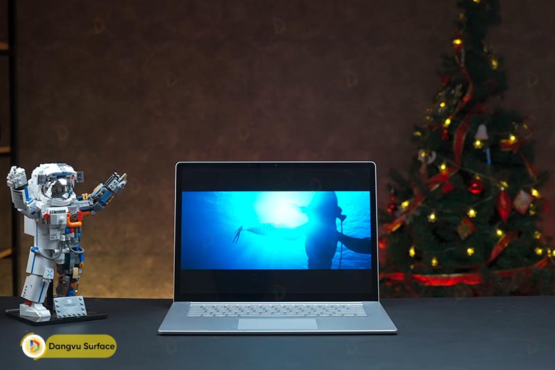 Thực tế, Surface Laptop 5 có mức pin duy trì sử dụng trong 8 tiếng.