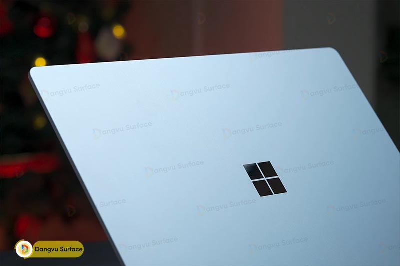 Nổi bật với logo Windows ở trung tâm mặt lưng