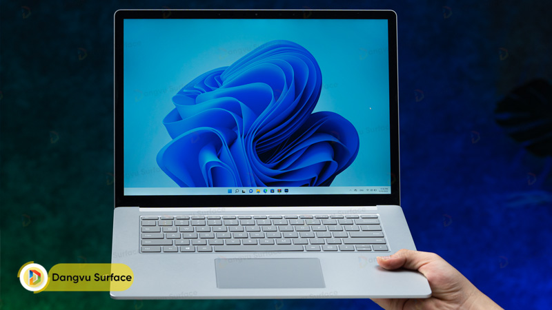 Xét về trọng lượng, dòng Surface Laptop vô cùng nhẹ khoảng 1,2 – 1,3 kg