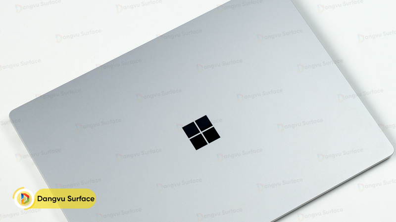 Surface Laptop cũng như rất nhiều các dòng laptop khác sở hữu phong cách vỏ sò truyền thống