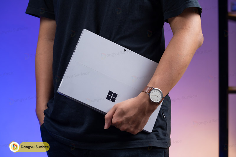 Surface Pro 6 vô cùng nhỏ gọn với trọng lượng chỉ khoảng 770g