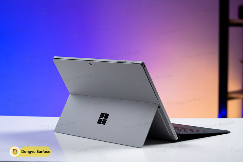 Phiên bản Surface Pro thế hệ thứ 6 từ Microsoft sở hữu vẻ ngoài vẫn cao cấp, sang trọng