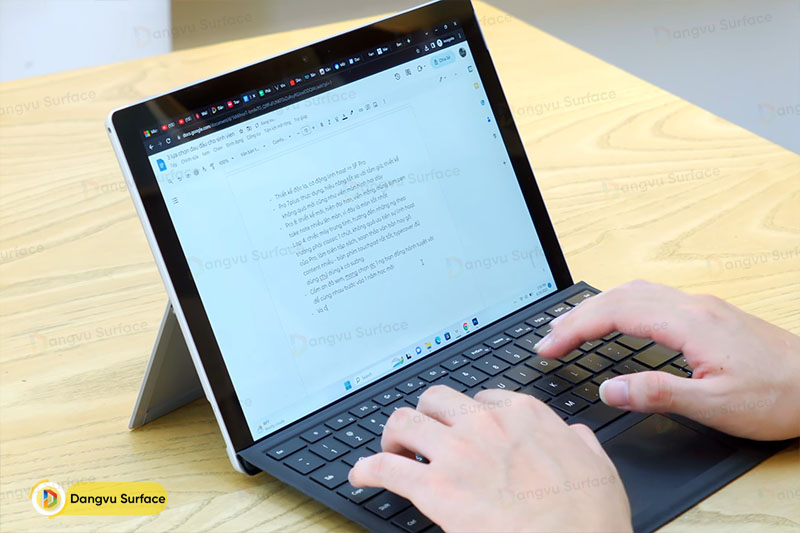 Surface Pro 6 vẫn đảm đương một cách trơn tru và mượt mà các tác vụ văn phòng như làm việc với bộ Microsoft Office, duyệt web