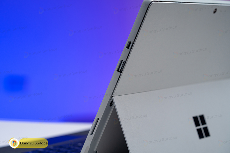 Surface Pro 6 được trang bị cổng USB A, DisplayPort mini và Surface Connector