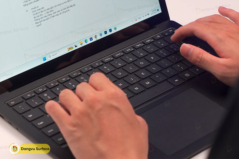 Bàn phím kết cấu kim loại của Surface Laptop 4 15 inch