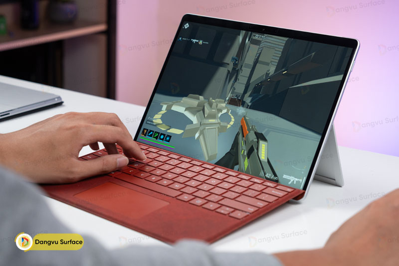 Kết hợp với bàn phím giúp Pro 8 như một chiếc laptop hoàn chỉnh