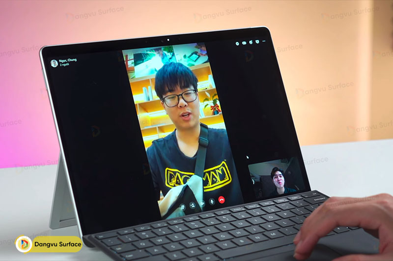 Surface Pro 8 mang trên mình một camera trước 5MP, hỗ trợ nghe gọi, call video rõ ràng