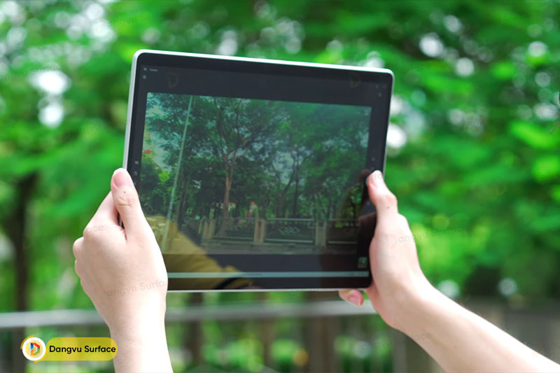 Camera sau sắc nét của Pro 8