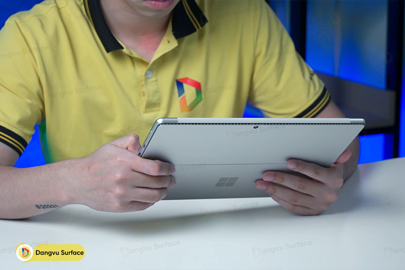 Surface Pro 8 với kích thước nhỏ gọn, dễ dàng cầm nắm và mang theo