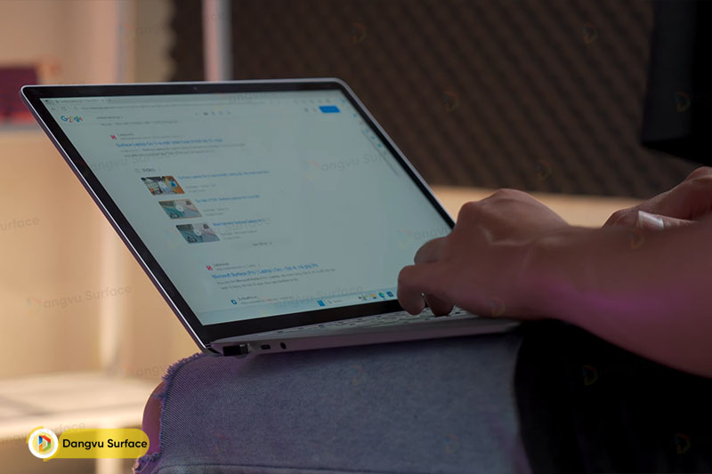 Surface Laptop 4 cũng mỏng nhẹ cho công việc