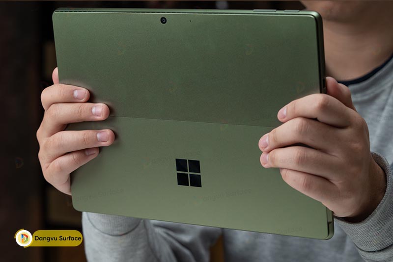 Camera sau Surface Pro 9 với độ phân giải 10 MP