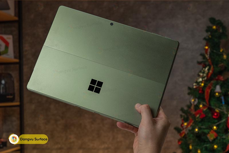 Surface Pro 9 còn có trọng lượng nhẹ hơn đáng kể