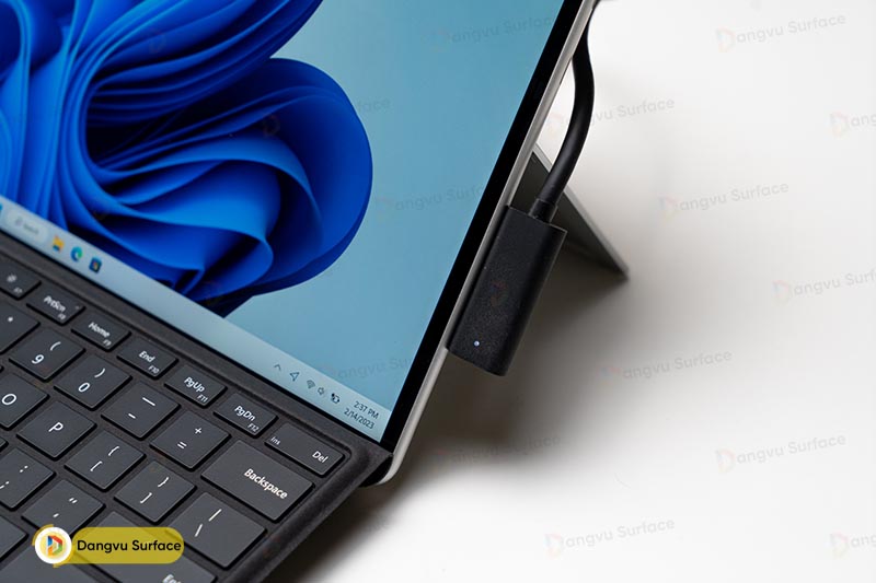 Có điều gì cần lưu ý khi sạc Pin Surface ?