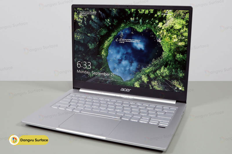 Tấm nền IPS LCD 13,5 inch với độ phân giải 2256 x 1504 đem đến hình ảnh sắc nét, độ tương phản màu sắc cao