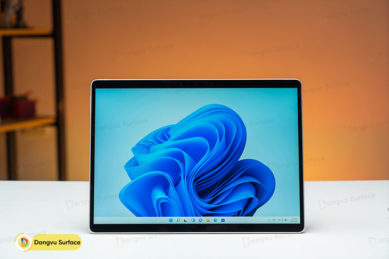 Màn hình 13 inch, độ phân giải 3K cùng công nghệ màn hình Dynamic Refresh 120Hz và Dolby Vision IQ tích hợp
