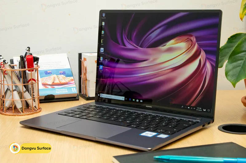 Huawei MateBook 14 còn có màn hình kích thước 14 inch, tấm nền IPS LCD và độ phân giải 2K