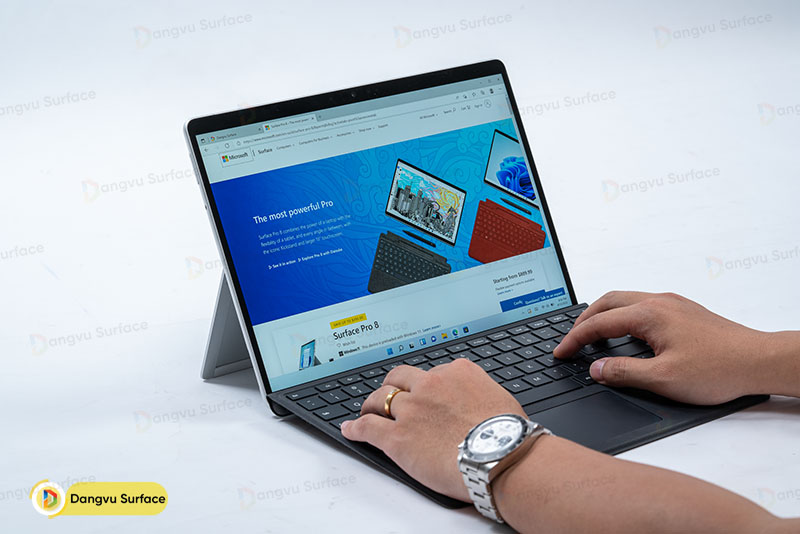 Laptop Surface Pro 8 có thể xử lý khối lượng công việc lớn một cách ổn định, chỉnh sửa ảnh và video nhẹ nhàng.