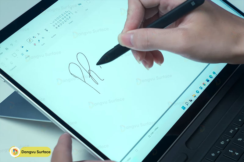 Surface Pro 8 i3 trình diễn một phiên bản màn hình cảm ứng PixelSense với độ phân giải 2880 x 1920 pixel đủ sắc nét