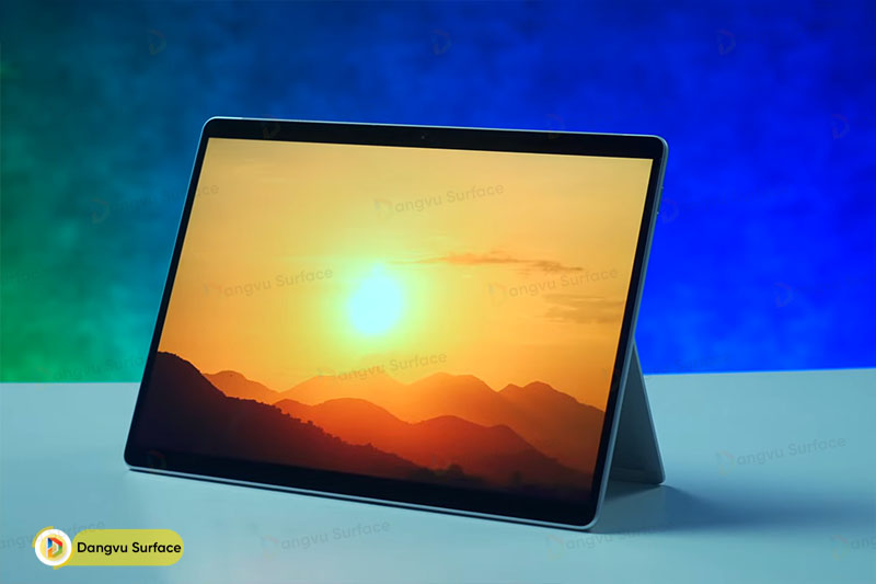 Pro 8 Core i3 cũng bao gồm phần chân đế Kickstand giống với phiên bản tiền nhiệm