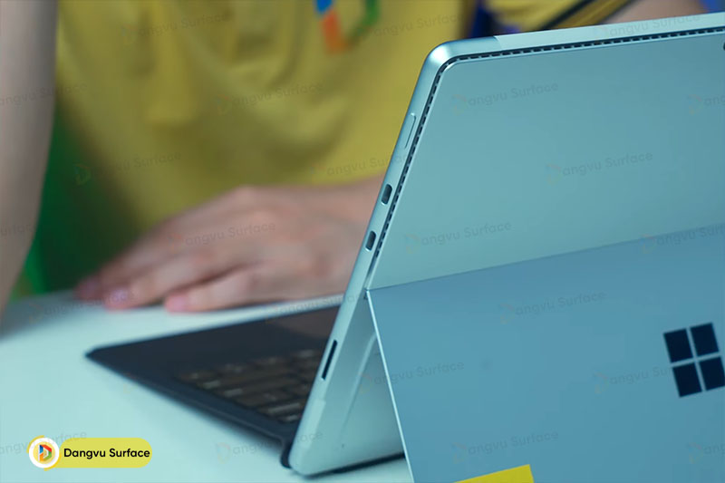Surface Pro 8 i3 được trang bị cổng USB Type C và cổng Thunderbolt 4 thông dụng và cực kỳ phổ biến hiện nay