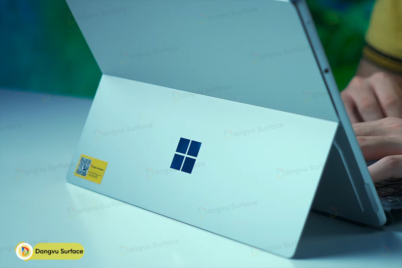 Chiếc laptop 13 inch ghi dấu ấn với logo cửa sổ thương hiệu màu bạc sáng bóng nằm mặt sau của máy