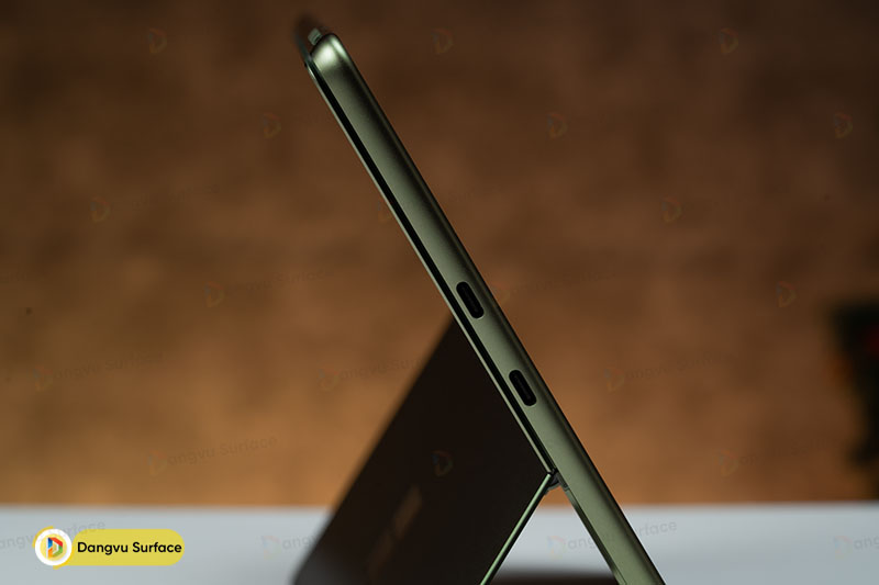 Hai cổng USB-C của Surface Pro 9 Forest