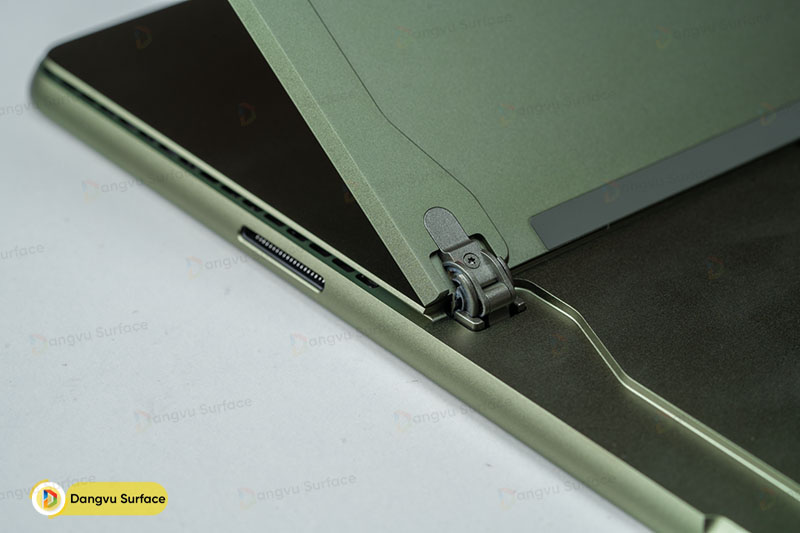 Bản lề Kickstand đặc trưng của dòng Surface Pro