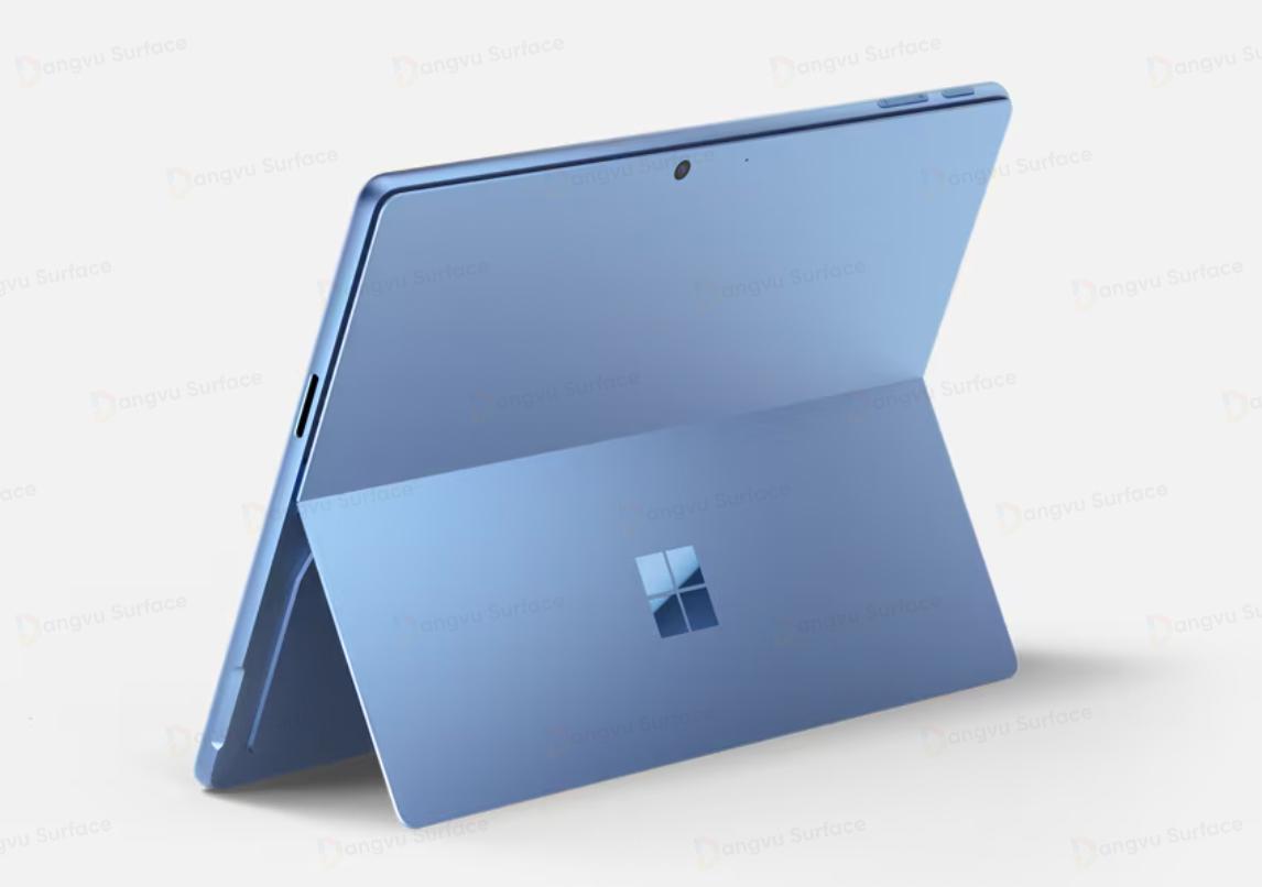 Mặt sau của Surface Pro 11 vẫn sở hữu phần diện tích mặt lưng chia làm 2