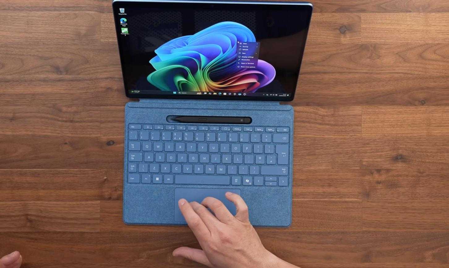 Trackpad tích hợp trên bàn phím Surface Pro Flex của Pro 11