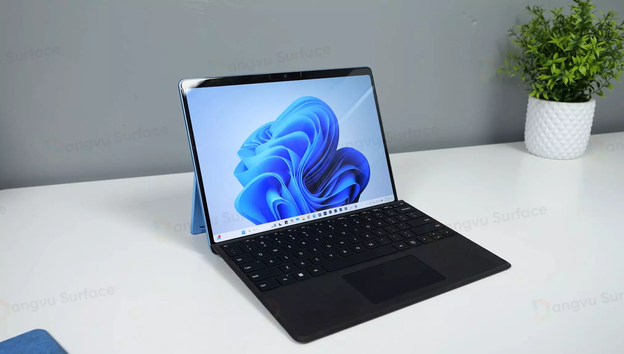 Surface Pro 11 hoạt động trên hệ điều hành Windows 11 quen thuộc, người dùng có thể dễ dàng thích nghi sử dụng làm việc và giải trí