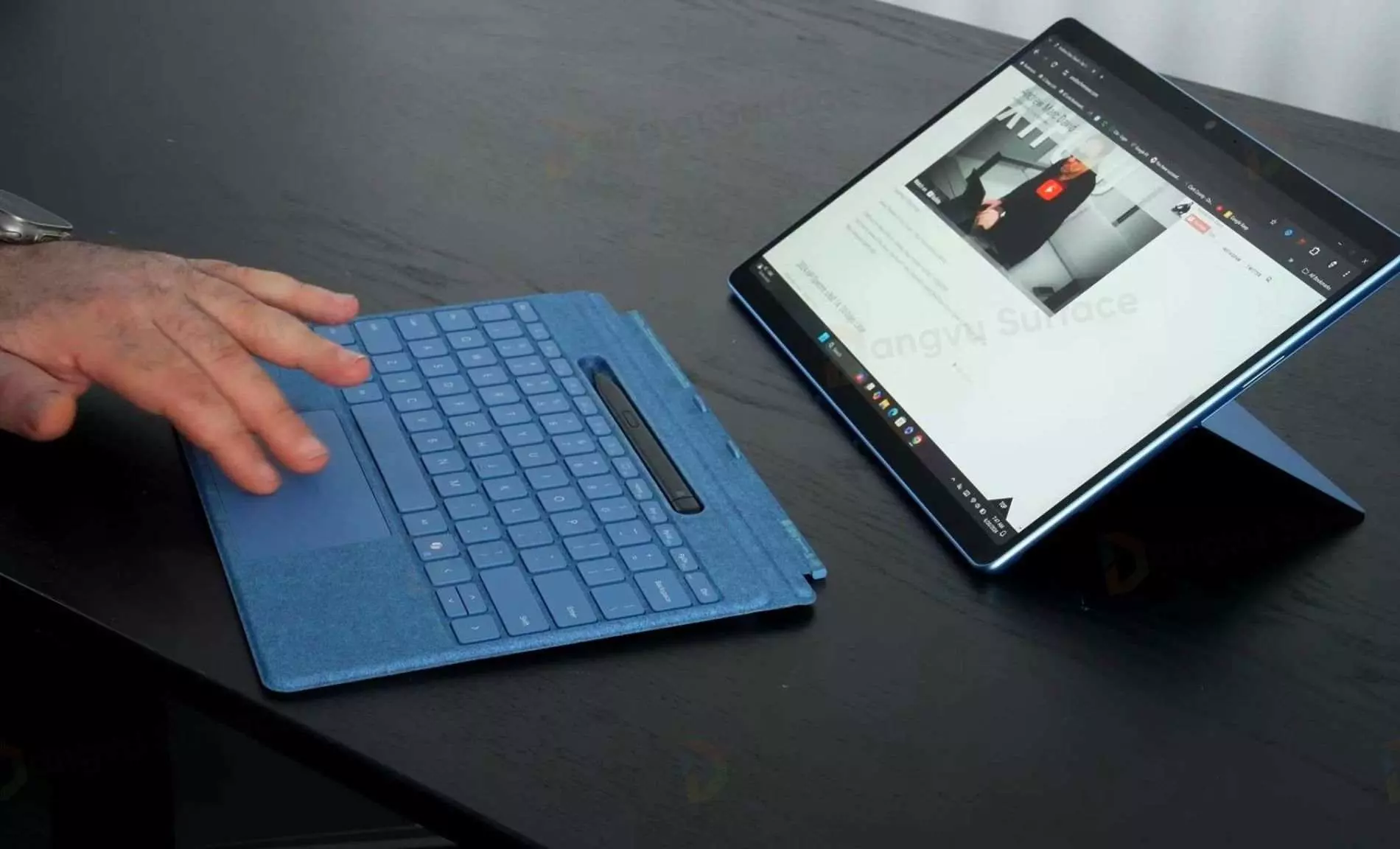 Tính linh hoạt và tiện lợi của Surface Pro 11 phù hợp cho những người thường xuyên di chuyển