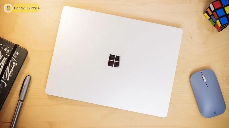 Surface Laptop Go 2 thì nhà Microsort chỉ dùng thành phần là vỏ kim loại thông thường để trang bị cho vỏ máy