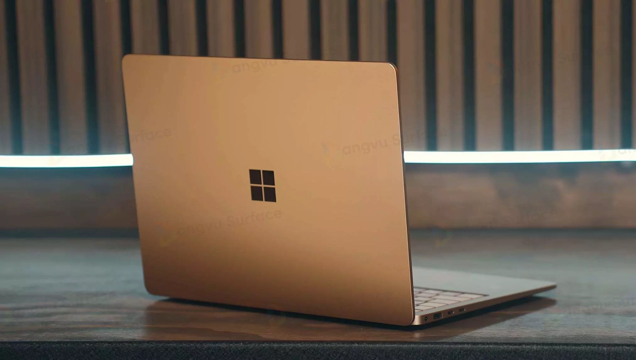 Surface Laptop 7 có thiết kế hình vỏ sò liền khối với phần vỏ được làm bằng nhôm tái chế