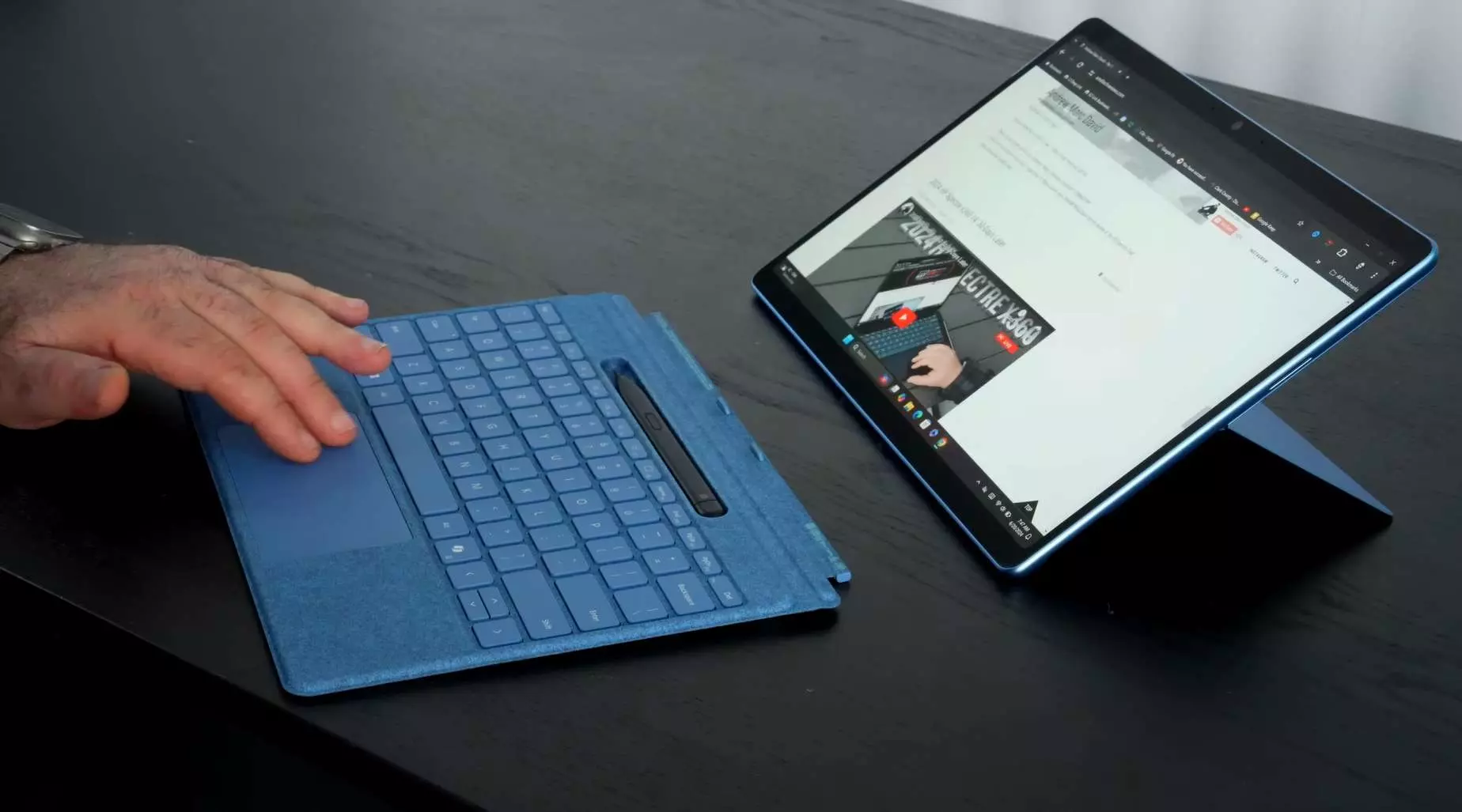 Surface Pro 11 có thiết kế lai 2 in 1 (vừa có thể sử dụng như máy tính bảng lại có thể dùng như một chiếc máy tính xách tay)