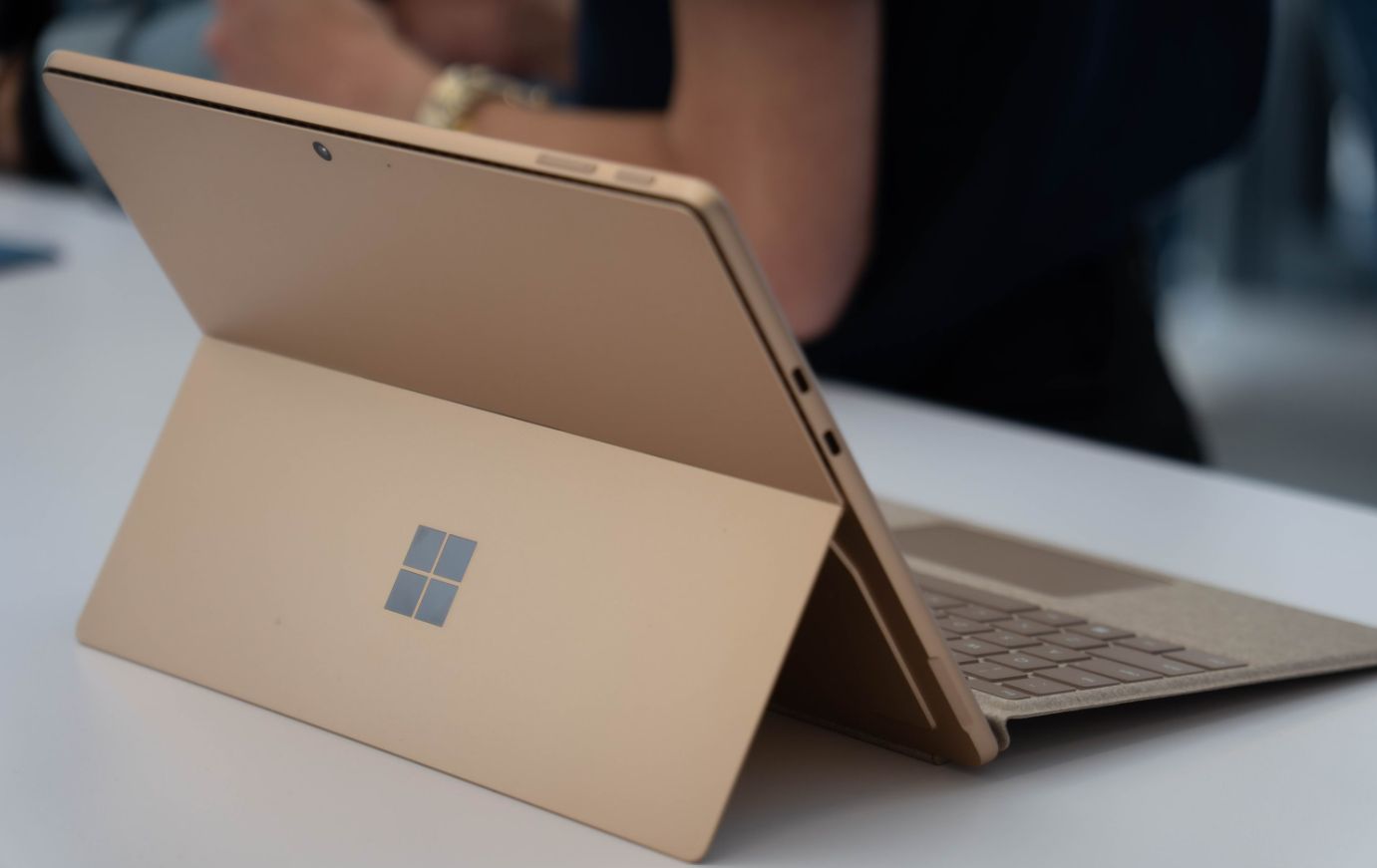 Trên tay Surface Pro 11 Dune: Vàng cát cá tính