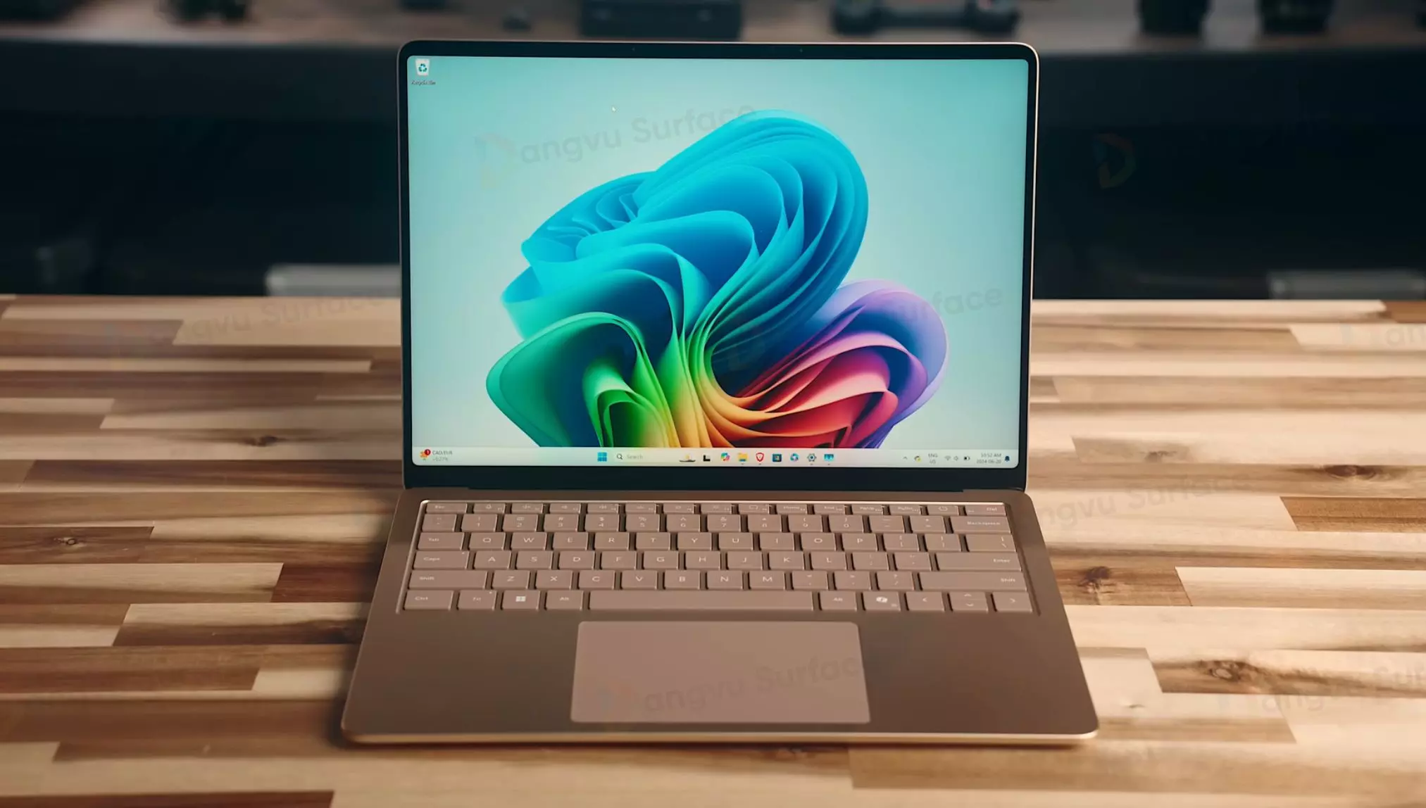 Surface Laptop 7 có kích thước 13.8 inch rộng rãi
