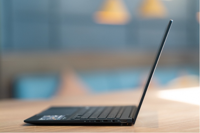 Dù có vẻ ngoài “mi nhon” nhưng Asus Zenbook 14 vẫn đủ những cổng kết nối cần thiết,