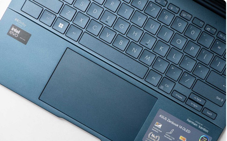 Hãng cũng đã trang bị cho Zenbook một bàn di chuột có kích thước lớn