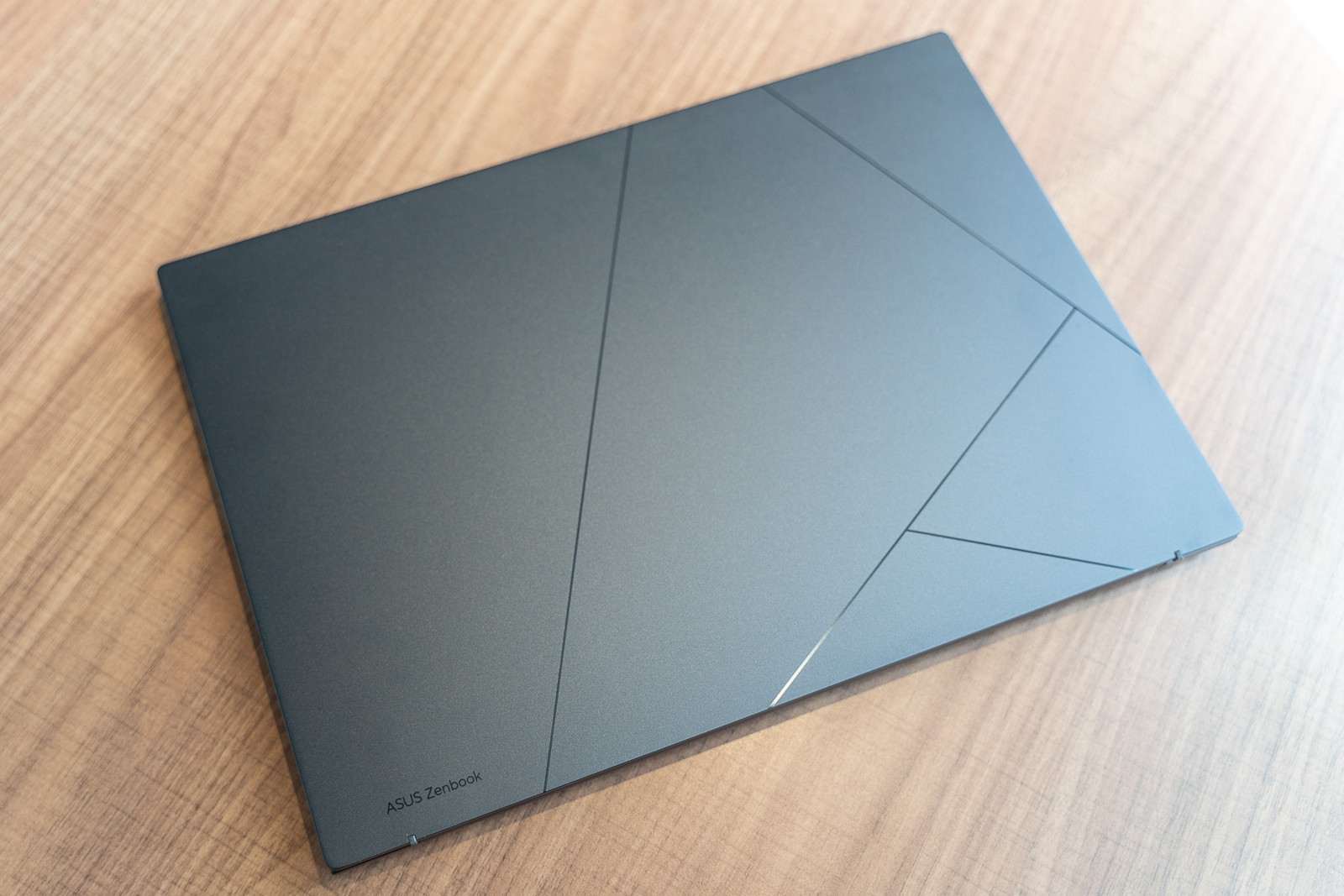 ASUS Zenbook 14 OLED UX3405 được chế tạo tốt, tạo cảm giác vô cùng cứng cáp