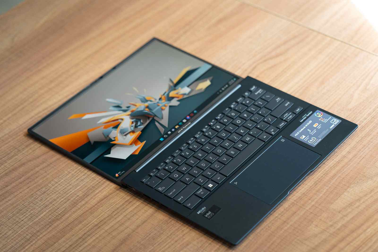 Đối với ASUS Zenbook 14, máy được trang bị hệ thống bàn phím có layout 75% quen thuộc như các thế hệ cũ