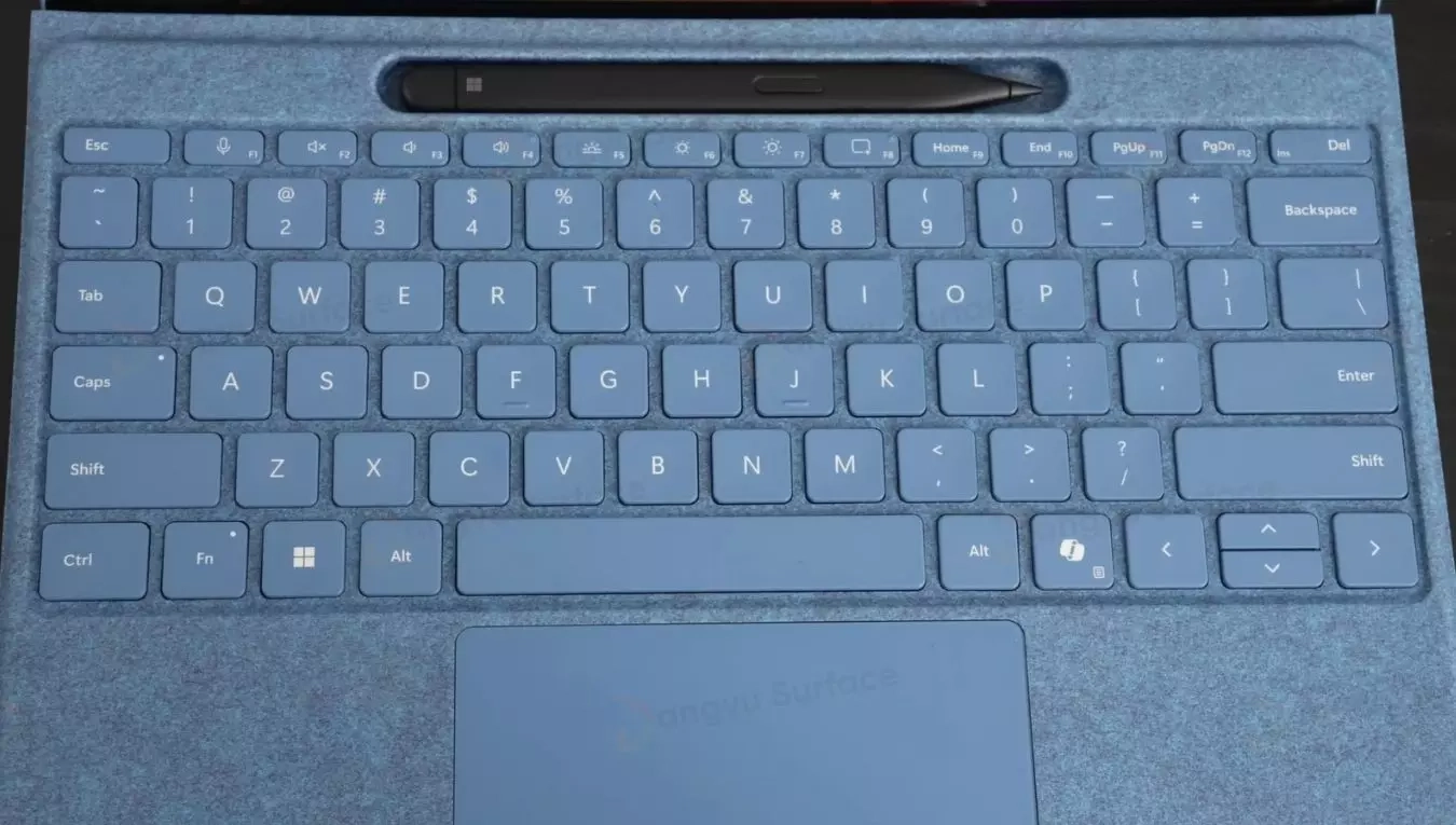 Surface Pen và bàn phím của Surface Pro 11