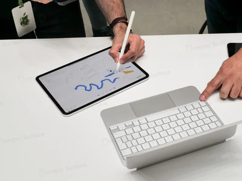 Magic Keyboard và Apple Pencil của ipad Pro 13 M4