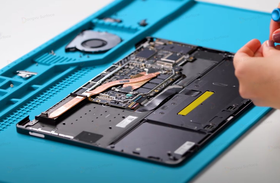 Bo mạch chủ là bảng kết nối với những linh kiện chính của Surface Laptop 7