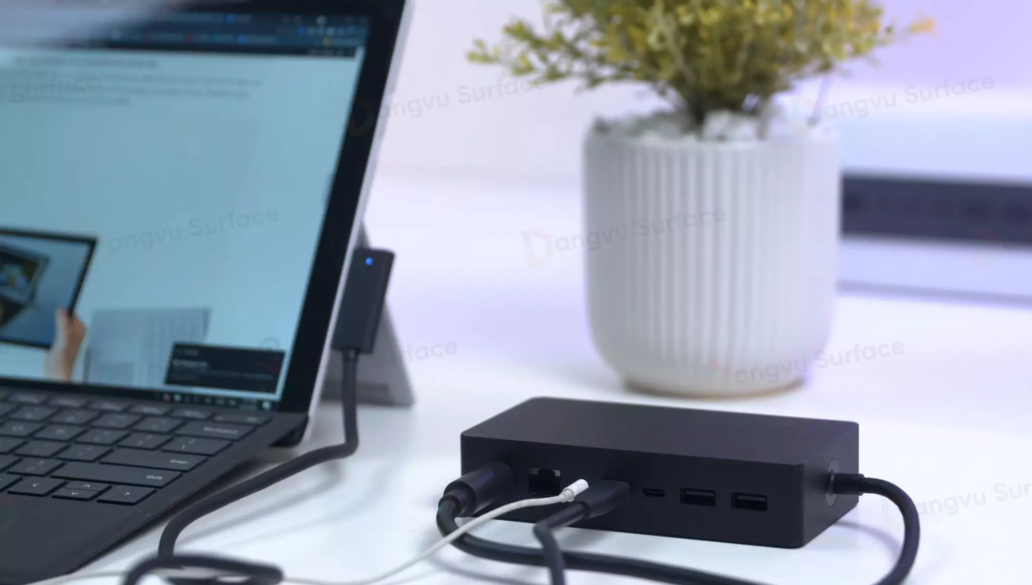 Hỗ trợ kết nối với các phụ kiện độc quyền như Surface Dock