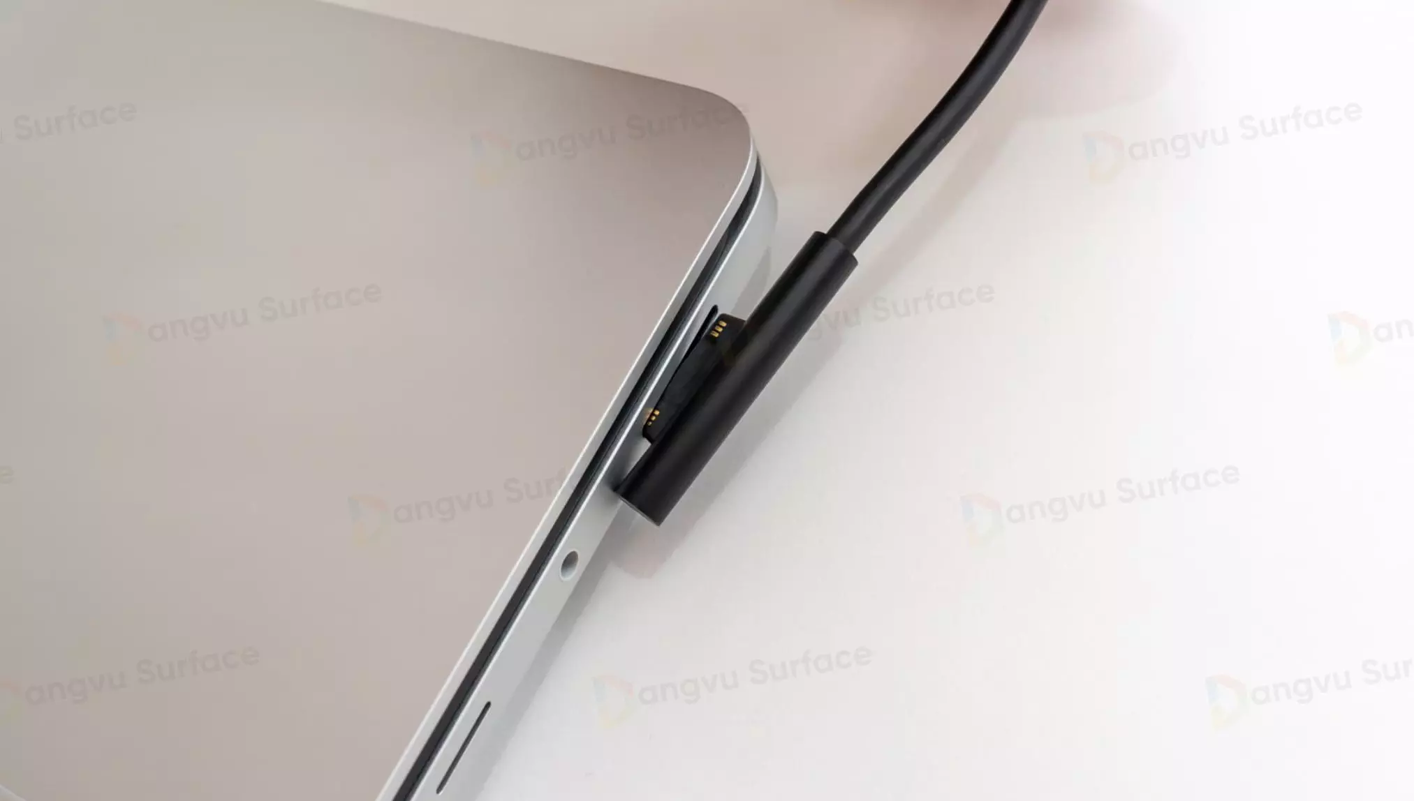 Cổng Surface Connect có nhiều chức năng hơn cổng MagSafe của Apple