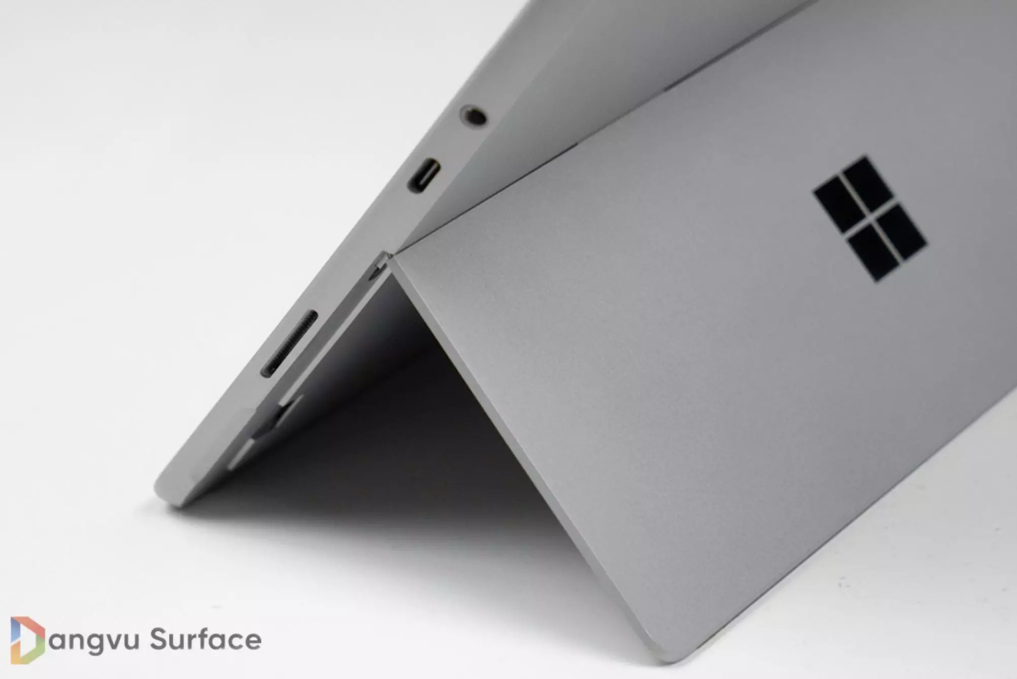 Cổng kết nối trên Surface Go 4